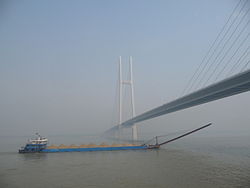 Jingyue Yangtze River Bridge connects Jianli County to Yueyang in Hunan province