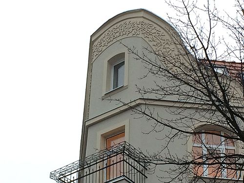 Corner top pediment
