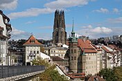 Blick auf Freiburg; in der Mitte der Turm der Kathedrale St. Nikolaus, rechts davor das Rathaus