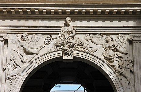 The lower part of the portal (1546) represents Pallas, protector of the city since Roman times.
