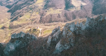 Blick über den Hörnern auf die Kirche in Misište