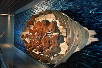 Yenikapı, Istanbul: Inszenierte Fragmente eines antiken Holzbootes und von Tongefäßen