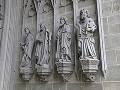 Figurengruppe am Westportal