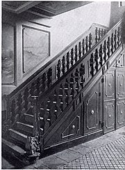 Die Haupttreppe des Vorderhauses stammt aus der Bauzeit und ist original erhalten geblieben.