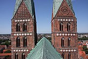 Lübecker Marientürme, vom Dachreiter des Kirchenschiffs gesehen.