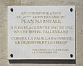 Gedenktafel (auf Französisch) zum 50. Jahrestag des Marshall-Plans (The American Club of Paris – 12. Dezember 1997 – Fassade der 258 rue de Rivoli in Paris).