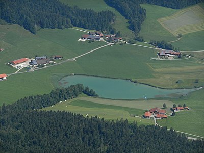 Tiefblick vom Streicher nach Norden hinunter zum Froschsee mit den Ruhpoldinger Ortsteilen Point, Oberhausen und Endsee