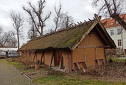 Ein rekonstruiertes Haus aus Truso (Museum in Elbląg)