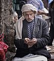 Ein geldzählender Jemenite mit einer Qubʿ.