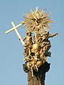 Barocksäule der Heiligen Dreifaltigkeit mit Kreuz und Aureole auf dem Erdapfel, Olmütz, Tschechische Republik, 1716–1754.