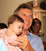 Baby mit Mauricio Macri bei der Eröffnung eines Centro de Primera Infancia in Villa Luro, Argentinien, Februar 2012