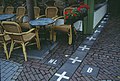 Baarle: Pflastergrenzsteine neben einem Straßencafé