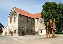 Brüche der Geschichte – Eisenskulptur von Johann-Peter Hinz vor der Burchardi-Kirche in Halberstadt.