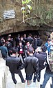 Besucher vor der Mahendra Cave