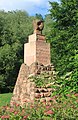 Im Mortel befindet sich ein Denkmal zur Erinnerung an den Todesmarsch von KZ-Häftlingen von Colditz nach Freiberg im April 1945.