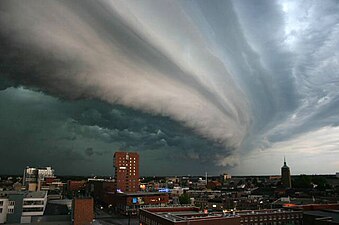 Arcus cloud (shelf cloud) leading a thunderstorm