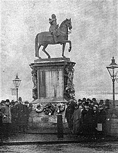 Members of the Legitimist Club laying wreaths at the equestrian statue of Charles I
