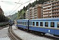 „El Topo“ aus Irun bei der Einfahrt in Donostia/San Sebastián, rechts ein Zug aus Bilbao, 1988
