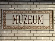 Schild im U-Bahn-Museum Budapest im Stile klassischer Stationsschilder der Porzellanmanufaktur Zsolnay