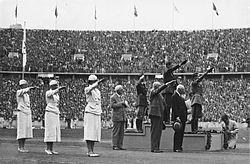 Siegerehrung bei den Olympischen Spielen in Berlin. Auf dem Podest (v. r. n. l.): Silvano Abbà, Gotthard Handrick und Charles Leonard