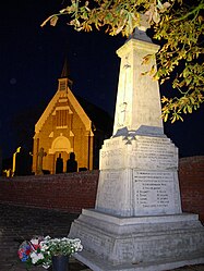 The church and war memorial in Erquinghem-le-Sec