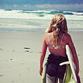 Surferin mit Bikini als Unterwäsche unter Neoprenanzug, 2016