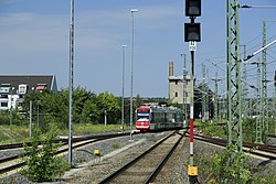 Früherer oberleitungsfreier Abschnitt am Gleis 28 (mit Bahnsteig 5 im Rücken); im Hintergrund die vorhandene Bahnstrom-Oberleitung, links die vormals oberleitungsfreie Verknüpfung ins Straßenbahnnetz