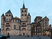 Dom zu Trier (linker Gebäudeteil) mit den weltweit ersten Zwerggalerien und Chorapsis auch am Westende