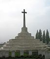 Cross of Sacrifice der Kriegsgräberstätte Tyne Cot Memorial bei Ypern. (Das Kreuz selbst wurde von Reginald Blomfield gestaltet.)