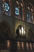 Orgel unter Empore mit Viollet-le-Duc-Fenstern