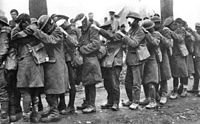 Britische Soldaten nach einem Gasangriff (1918)