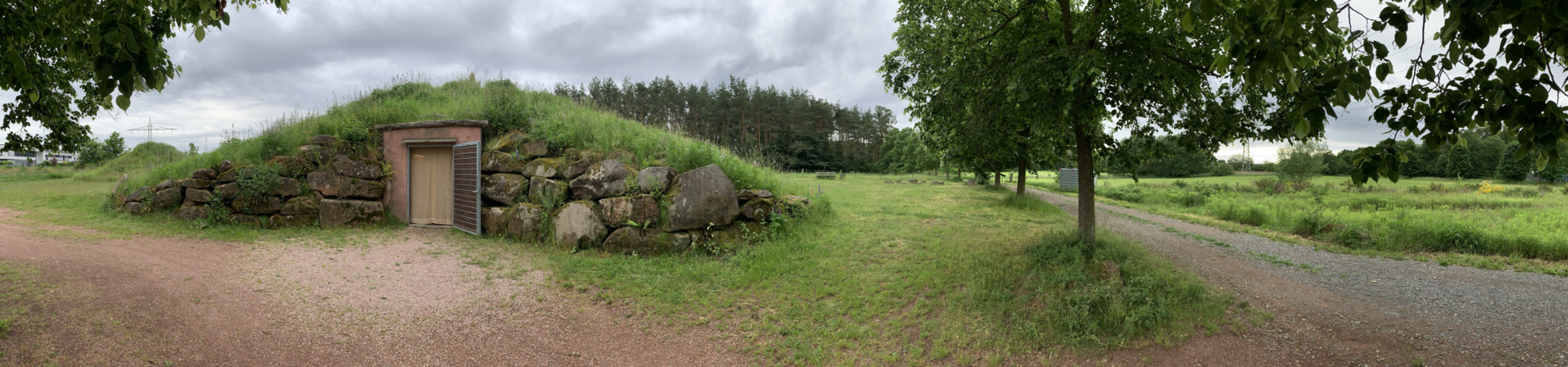 Das „Fürstengrab“ auf der Gemarkung von Rodenbach, rechts dahinter das Heidegericht auf der Gemarkung von Weilerbach