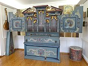 Hausorgel von Joseph Looser, 1793. Sie besitzt 5 Register und entspricht in der Bemalung den üblichen von Looser hergestellten Orgeln.