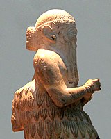 Ishqi-Mari in profile. He wears a hairbun similar the Sumerian royal hairbuns, such as on the headdress of Meskalamdug or reliefs on Eannatum. The inscription is visible on the back of the right shoulder.[1]