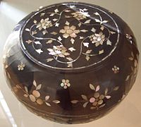 Chinese mother of pearl lacquer box with peony decor, Ming dynasty, 16th century, Museum für Lackkunst, Münster (Germany)