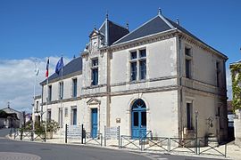 The town hall in Saint-Xandre