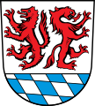 Landkreis Passau Über einem weiß-blau schräggerautetem (bayerische Rauten) Schildfuß in Silber ein steigender roter Wolf und ein links gewendeter steigender roter Panter.