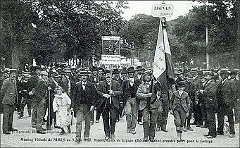 Nîmes. 2 June. Arrival of the Lignan delegation in front of the La Fontaine gardens