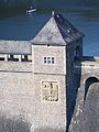 Linker Staumauer­turm mit Wappen: Reichsadler vom Uhrenkopf aus gesehen
