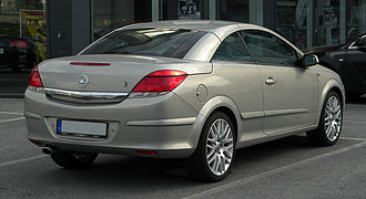 Opel Astra Twintop (2005-2012), three-part roof stores in the upper half of the boot for luggage space below it