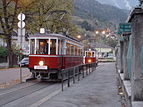 Triebwagen 1 und Triebwagen 19 der Tiroler Museumsbahnen bei der Endhaltestelle der Linie 1