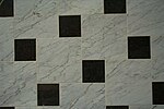 Bodenbelag aus Carrara-Marmor und Impala (dunkle Platten)