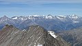 Blick vom Ulrichshorn auf den Doppelgipfel des Balfrin. Im Hintergrund die Berner Alpen mit Jungfrau, Mönch, Aletschhorn (Mitte), Bietschhorn (links hinten)