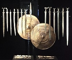 Die Bronzeschilde von Herzsprung mit den Depots von Kehmstedt (links) und Bothenheilingen (rechts), sowie zwei Schwertgussformen aus Wennungen
