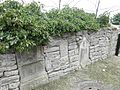 Kirchhofmauer mit verbauten alten Grabsteinen