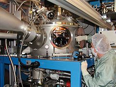 Targetkammer des Z6-Experimentierplatzes (UNILAC) für Ionen- und Laserstrahlexperimente.[11]