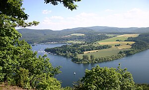 Blick von „Schöner Aussicht“ bei Basdorf auf den Edersee mit Liebesinsel (ganz links), Bringhausen und Kellerwald
