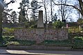 Denkmal für die Opfer des Ersten Weltkrieges vor dem Eingang zum Friedhof
