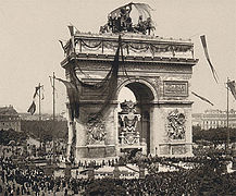 Katafalk und Castrum doloris von Victor Hugo unter dem Arc de Triomphe, bei seiner Beerdigung am 31. Mai 1885