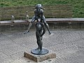 Bronzestatue, ein Mädchen springt einem stehenden Jungen über die Schultern